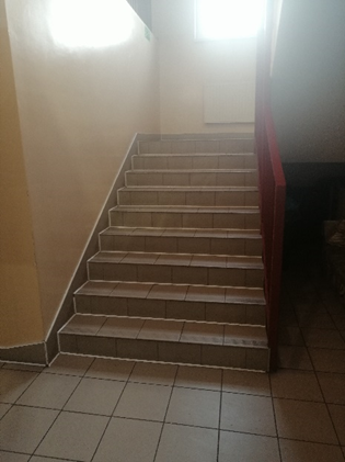 Zdjęcie: schody o szerokości 120 cm prowadzące na balkon widowiskowy. Schody z półpiętrem.