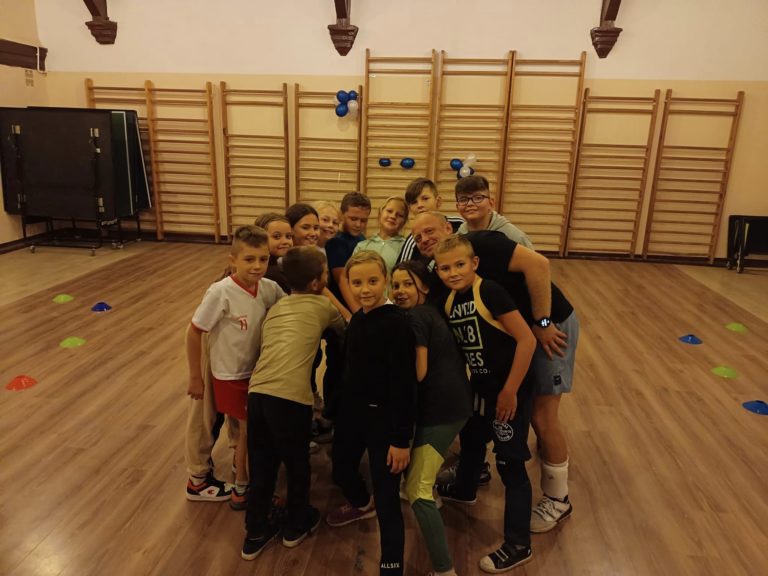 Zdjęcie przedstawia dzieci trenujące tchoukball w gminie Nowe Miasteczko