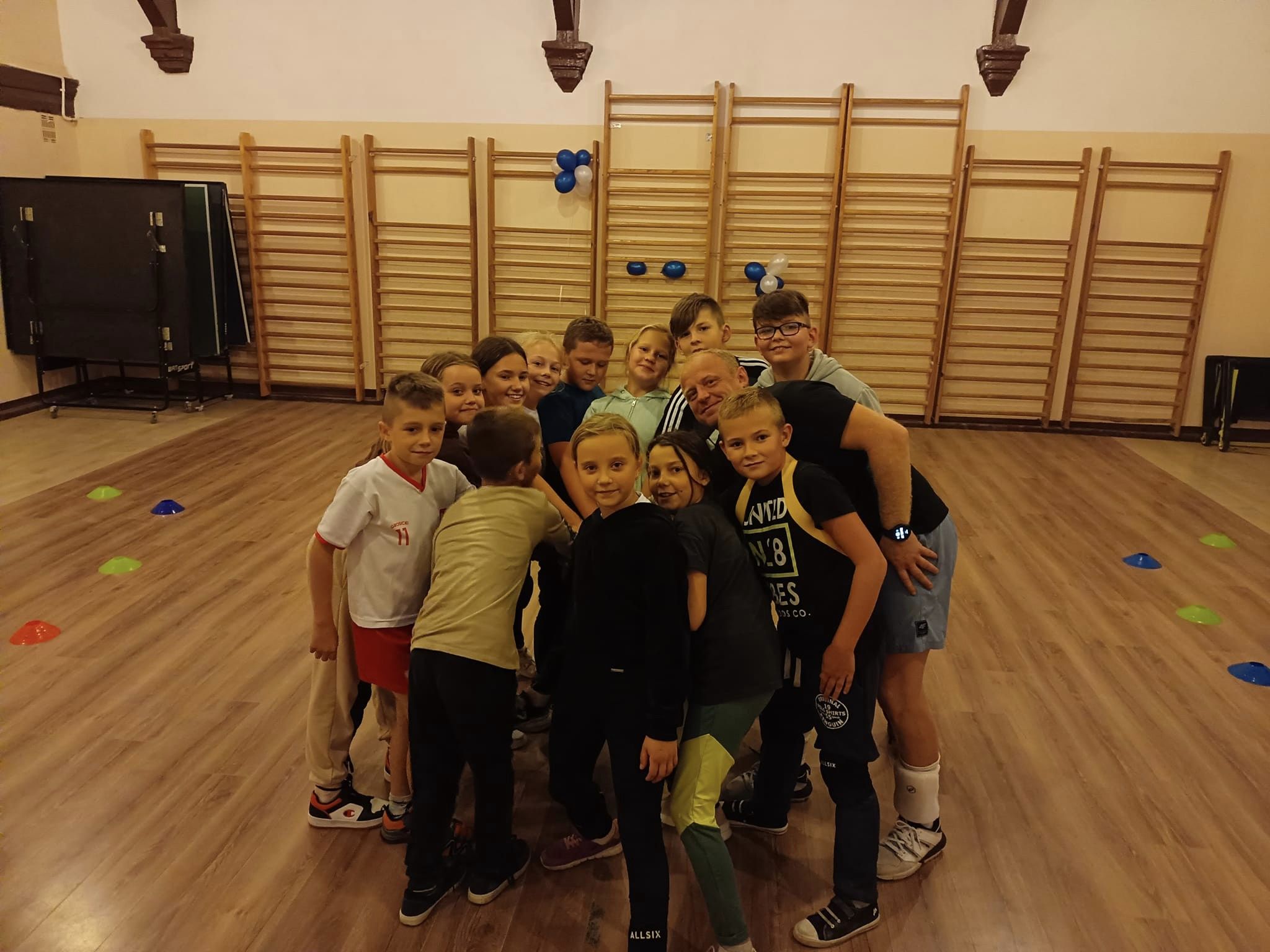 Zdjęcie przedstawia dzieci trenujące tchoukball w gminie Nowe Miasteczko