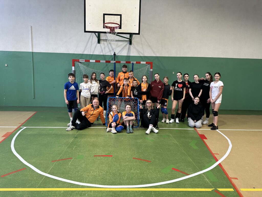Zespół Tchoukball Lubuskie i uczniowie z Społecznej Szkoły Podstawowej w Żarach
