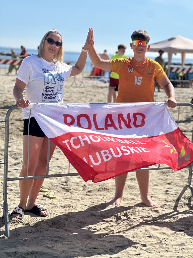 Pani Dorota i Tomek z flagą