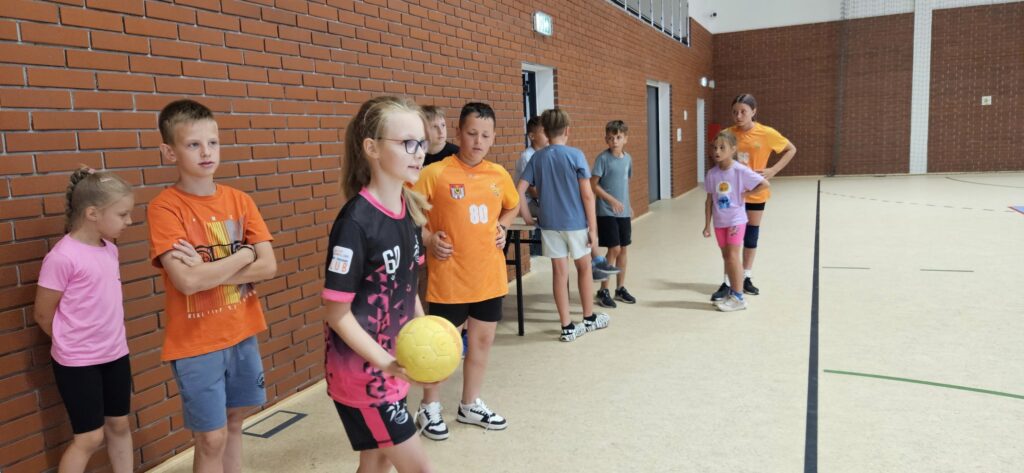 dzieci na zajęciach sportowych 