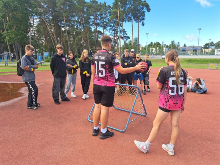 Tchoukball w Pobierowie – sportowe emocje na wakacyjnej kolonii