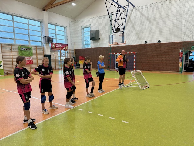 trener pokazujący gesty sędziowskie 