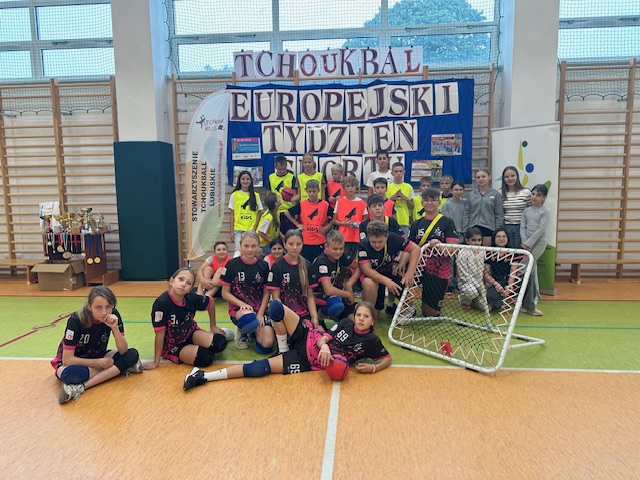 zdjęcie wspólne uczniów z SP i zawodników TL 