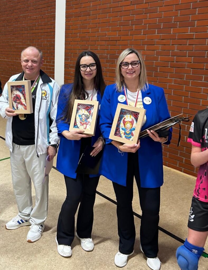 zarząd stowarzyszeniz z podziękowaniami