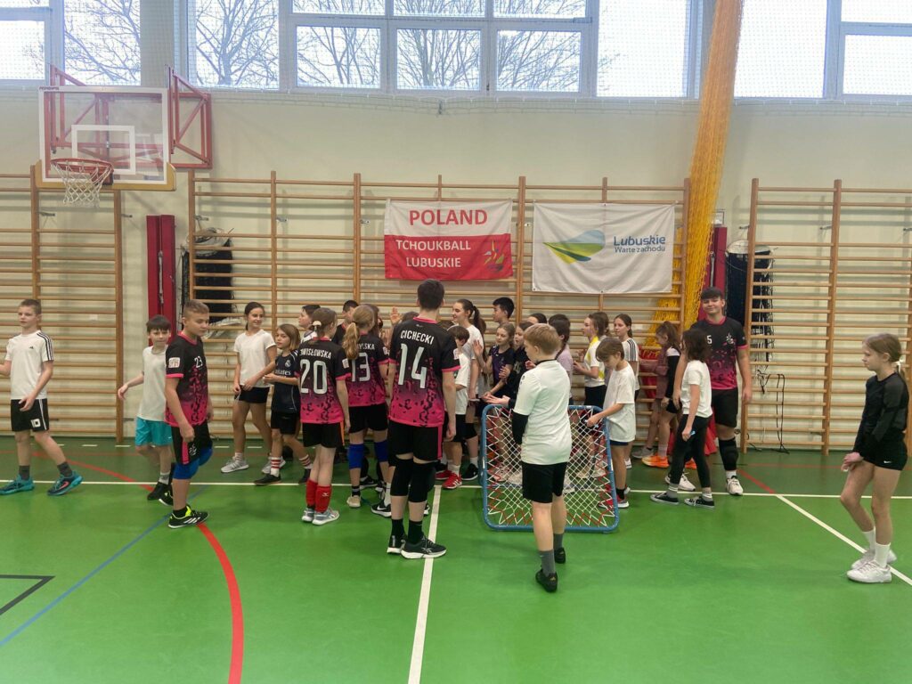 Pokaz gry tchoukball w szkole w Gorzowie Wlkp.