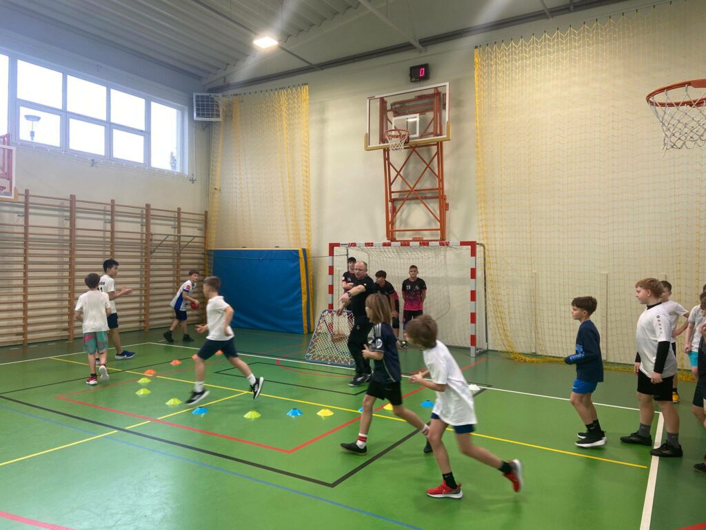 Pokaz gry tchoukball w szkole w Gorzowie Wlkp.