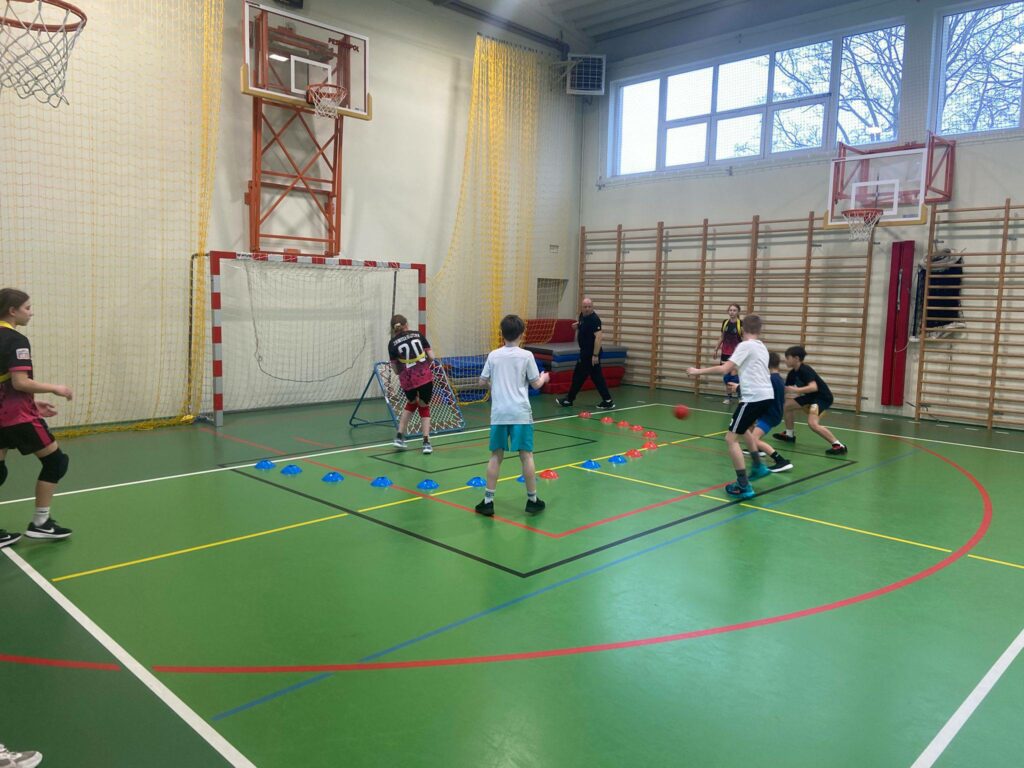 Pokaz gry tchoukball w szkole w Gorzowie Wlkp.