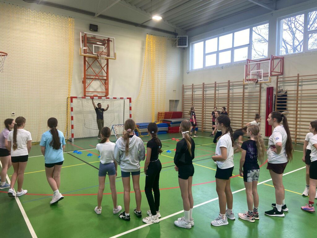 Pokaz gry tchoukball w szkole w Gorzowie Wlkp.