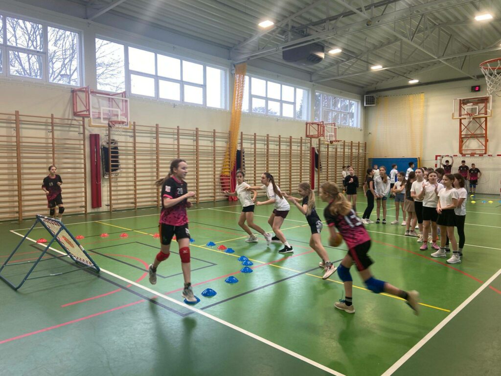 Pokaz gry tchoukball w szkole w Gorzowie Wlkp.