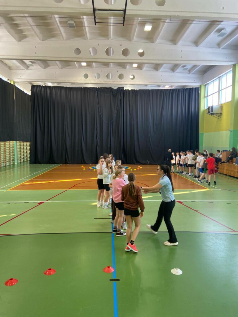 Pokaz gry tchoukball w szkole w Głogowie