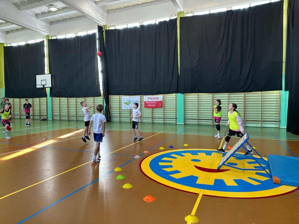 Pokaz gry tchoukball w szkole w Głogowie