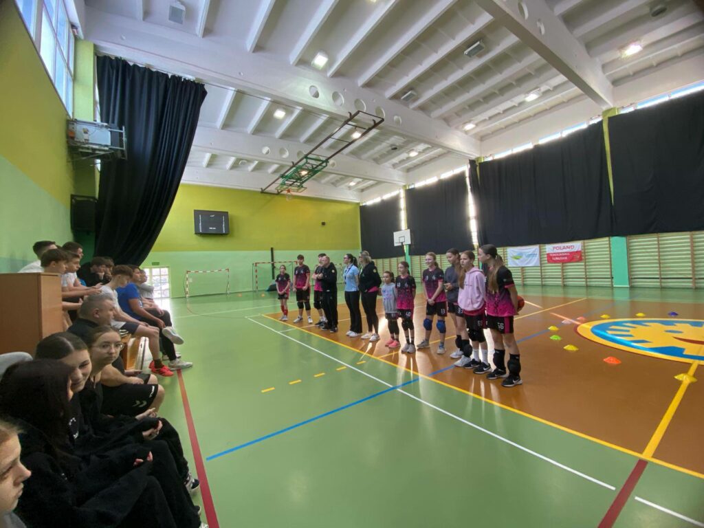 Pokaz gry tchoukball w szkole w Głogowie