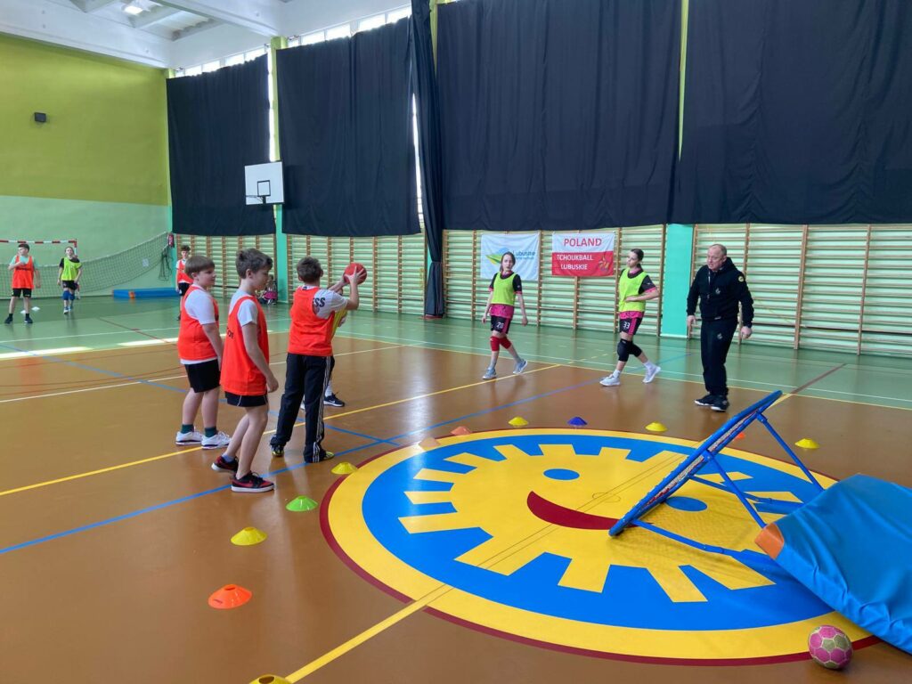 Pokaz gry tchoukball w szkole w Głogowie