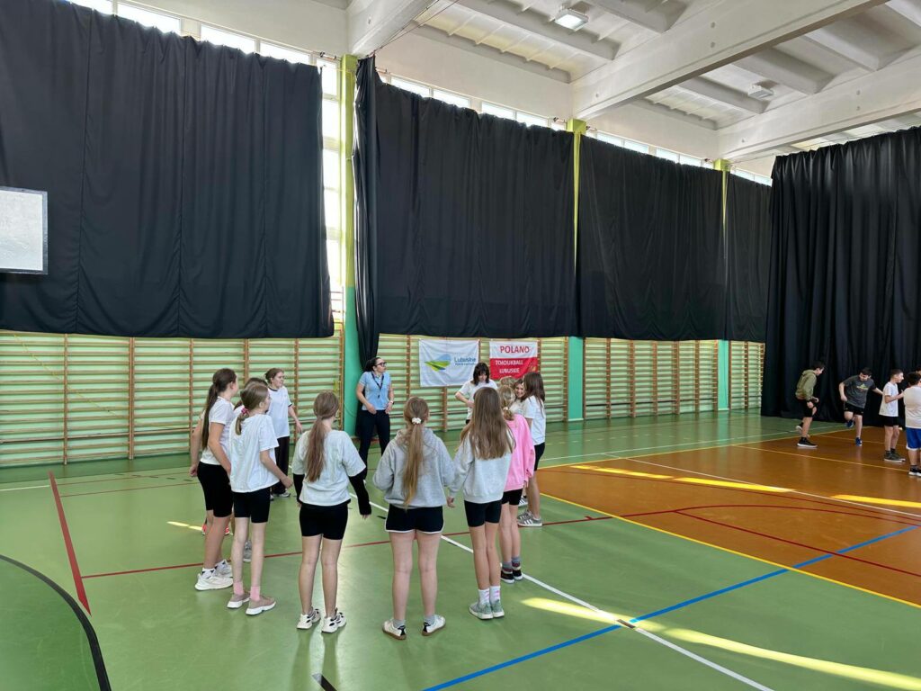 Pokaz gry tchoukball w szkole w Głogowie