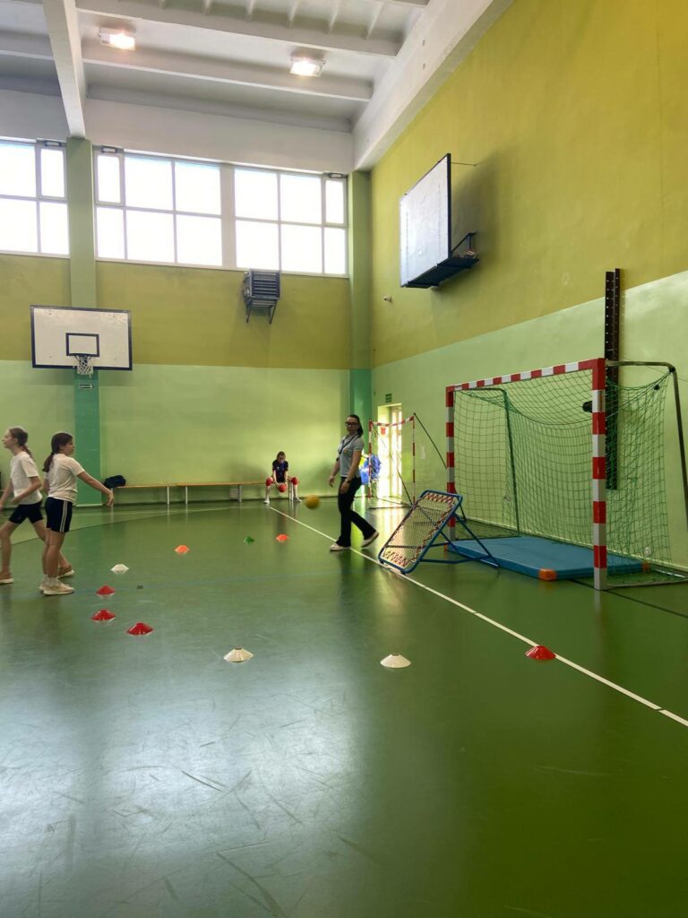 Pokaz gry tchoukball w szkole w Głogowie