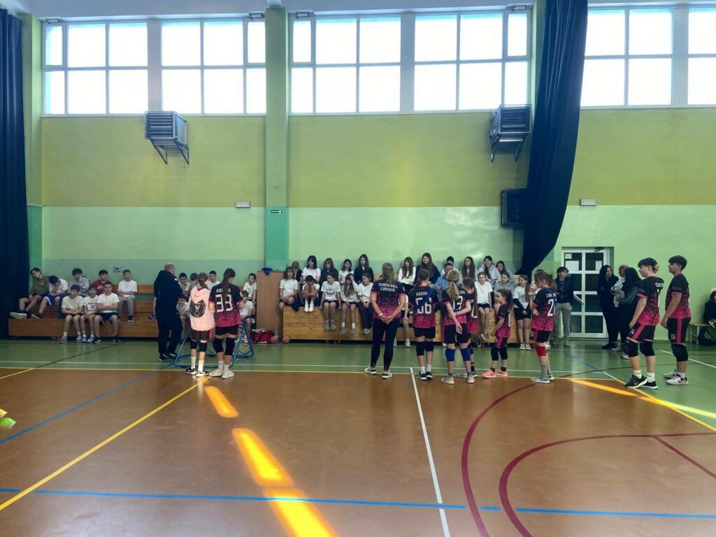 Pokaz gry tchoukball w szkole w Głogowie