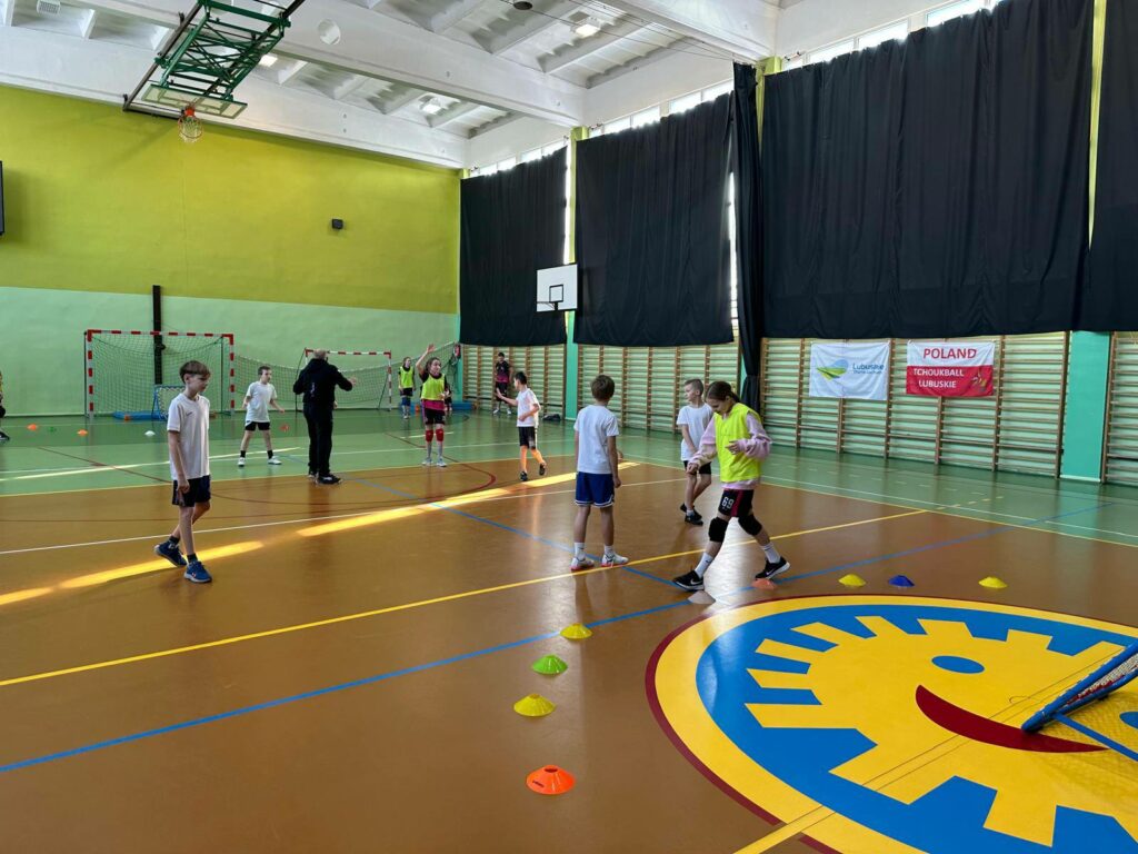 Pokaz gry tchoukball w szkole w Głogowie