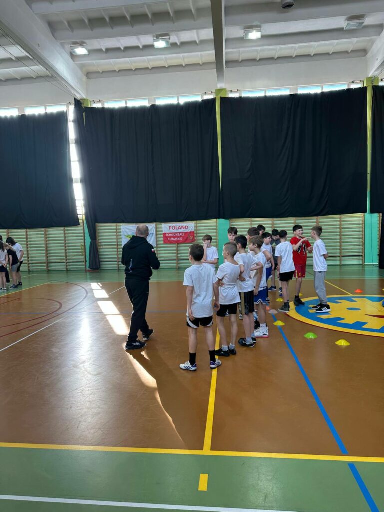 Pokaz gry tchoukball w szkole w Głogowie