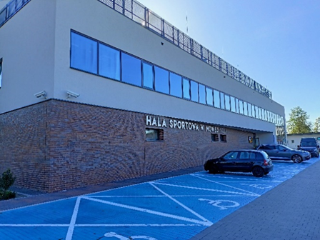 Wyznaczone miejsca parkingowe przed hala 