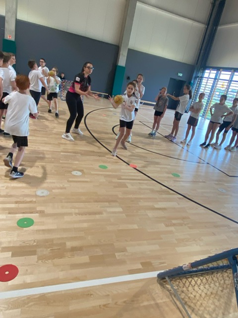 pokaz gry tchoukball w SP w Lubieszowie 
