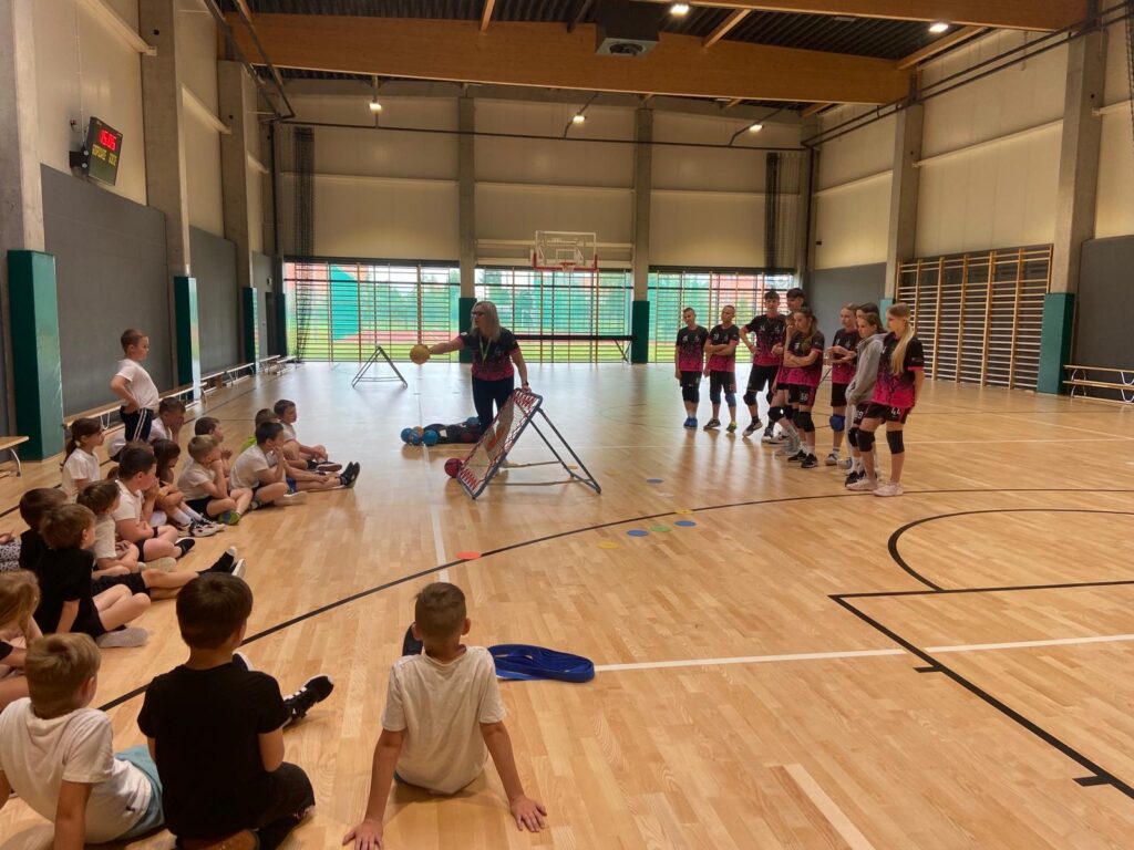 pokaz gry tchoukball w SP w Lubieszowie 