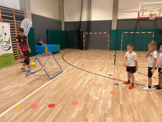 pokaz gry tchoukball w SP w Lubieszowie 