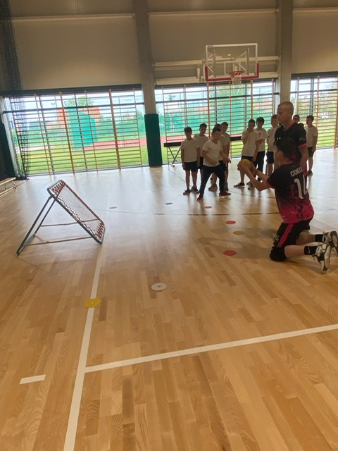 pokaz gry tchoukball w SP w Lubieszowie 