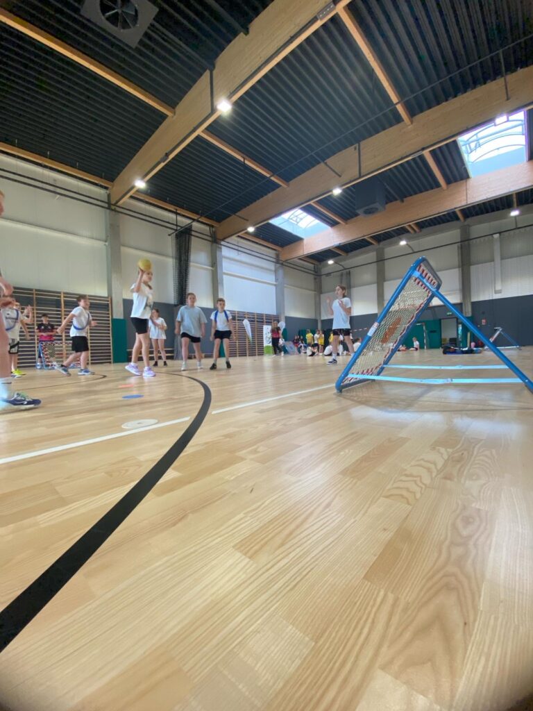 pokaz gry tchoukball w SP w Lubieszowie 