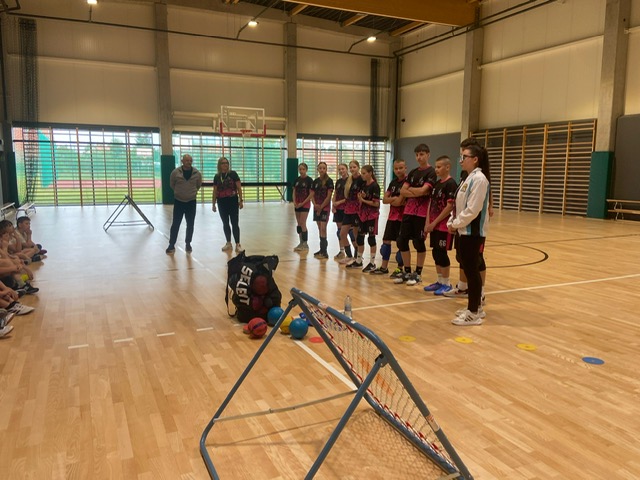pokaz gry tchoukball w SP w Lubieszowie 