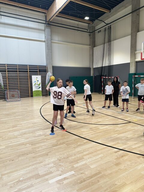 pokaz gry tchoukball w SP w Lubieszowie 