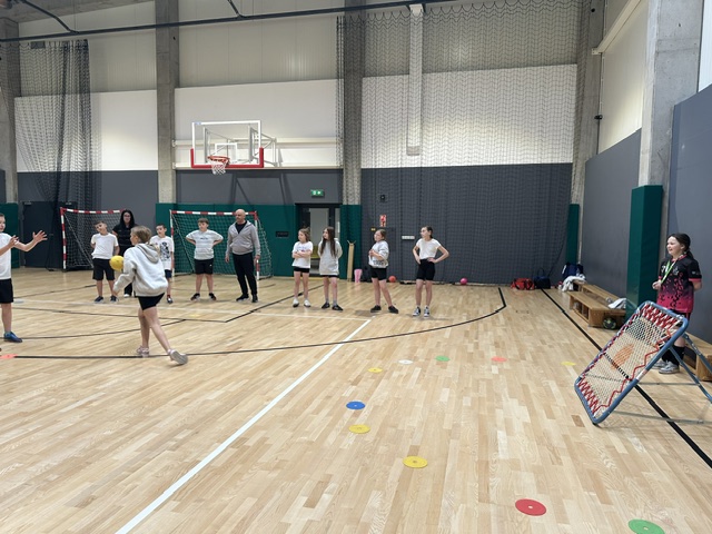 pokaz gry tchoukball w SP w Lubieszowie 