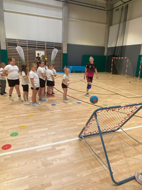 pokaz gry tchoukball w SP w Lubieszowie 