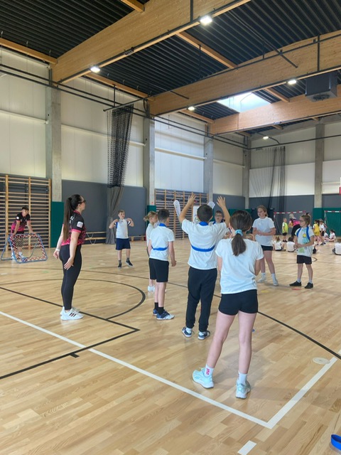 pokaz gry tchoukball w SP w Lubieszowie 