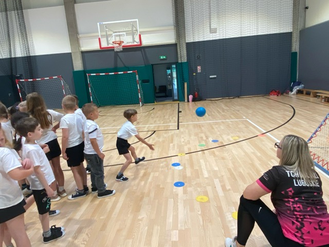 pokaz gry tchoukball w SP w Lubieszowie 