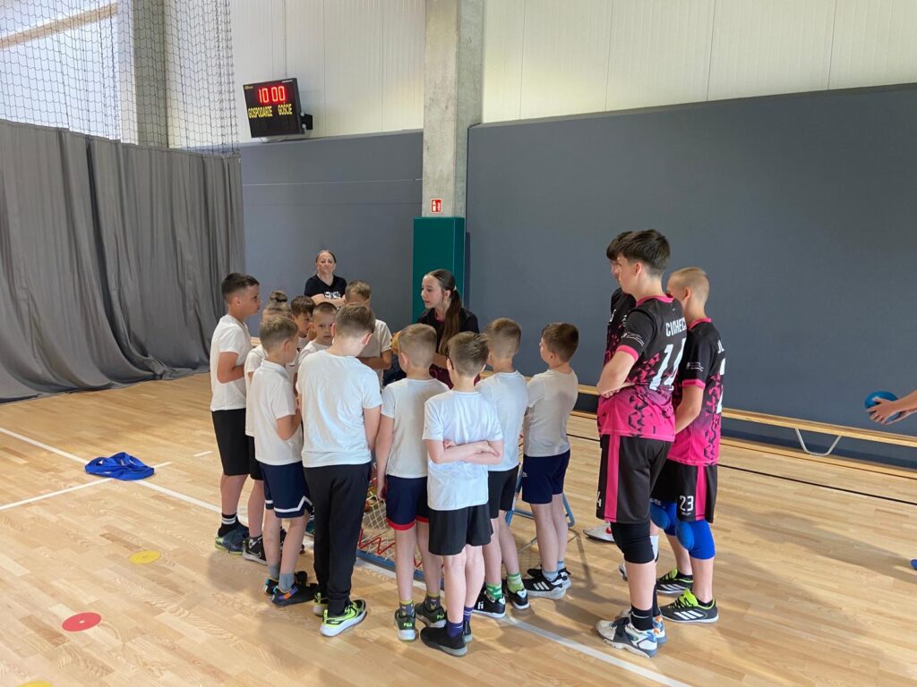 pokaz gry tchoukball w SP w Lubieszowie 