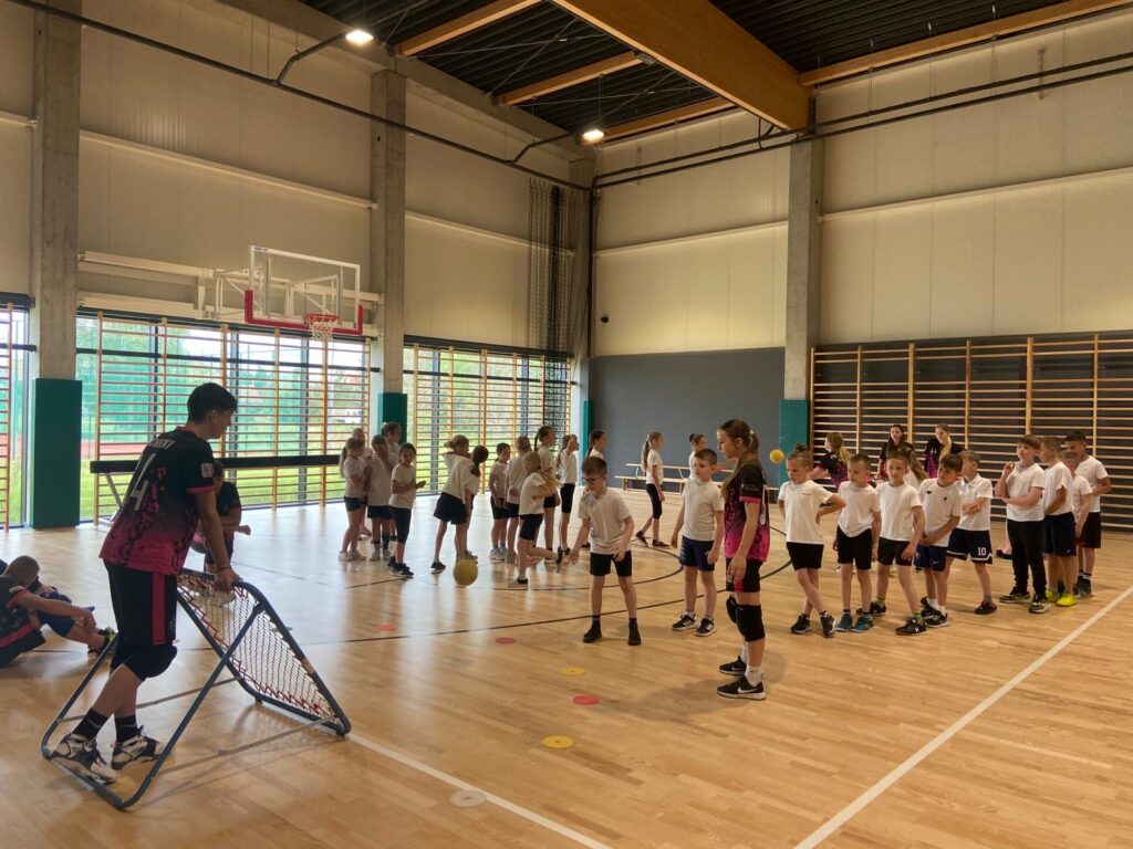 pokaz gry tchoukball w SP w Lubieszowie 